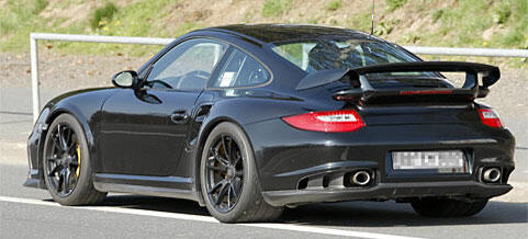 En svart Porsche 911 GTS spårats på vägen. (AI text)