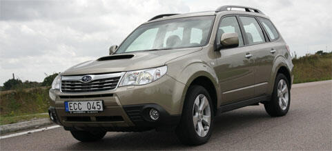 En Subaru Forester kör nedför en väg. (AI text)