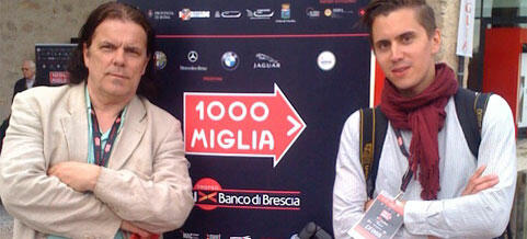 Två män står bredvid en skylt. (AI text)