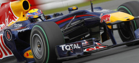 Red Bull-racingbil kör på en bana. (AI text)