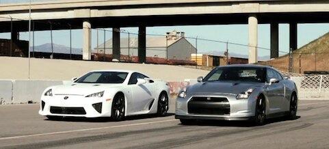 Bilar kör längs vägen. (AI text)