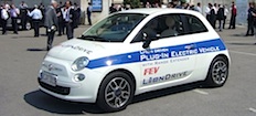 En Fiat 500 elbil parkerad framför en skara. (AI text)