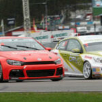 En racebil kör längs banan. (AI text)