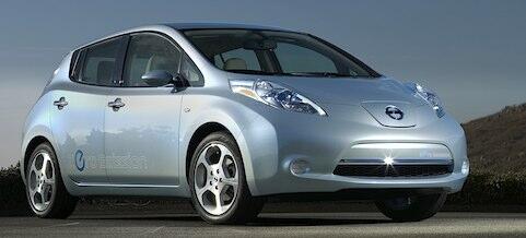 En Nissan Leaf parkerad vid vägkanten. (AI text)