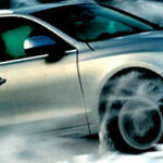 Audi Q7 körande i snön (AI text)