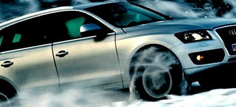 Audi Q7 körande i snön (AI text)