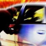 En man öppnar dörren till en bil. (AI text)