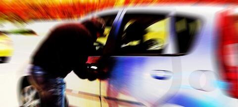 En man öppnar dörren till en bil. (AI text)