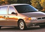 En ljusbrun minivan kör nedför en väg. (AI text)