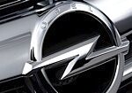 Opel-logotypen syns på ratten av en bil. (AI text)