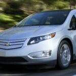 Chevrolet Volt kör nedför vägen. (AI text)