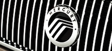 En Mercedes-Benz-logga på en bil. (AI text)