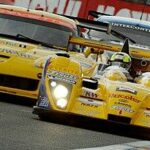 En racingbil tävlar på en bana. (AI text)