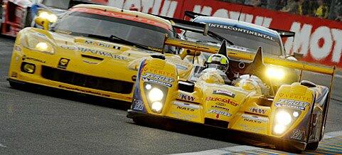 En racingbil tävlar på en bana. (AI text)