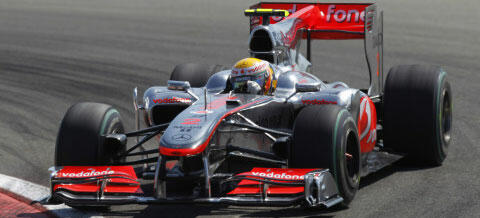 En Mercedes-Benz F1-bil kör på en bana. (AI text)