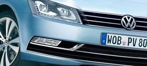 Volkswagen Passat är en bil som står parkerad i en parkeringsplats. (AI text)