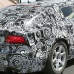 Audi S5 spårad i en stad (AI text)