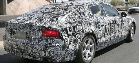 Audi S5 spårad i en stad (AI text)