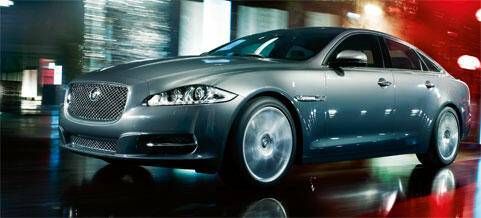 En Jaguar XF kör på en stadsgata. (AI text)