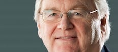En man i glasögon och kostym (AI text)