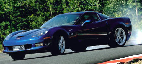 En blå Chevrolet Corvette C6-sportsbil kör längs en bana. (AI text)