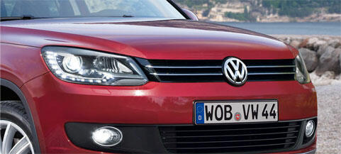 Volkswagen Tahoe parkerad på stranden (AI text)