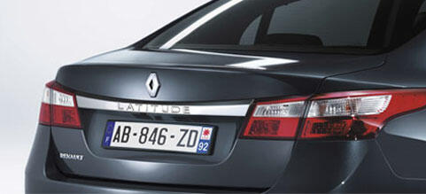 En bakre bild av en Renault Clio. (AI text)