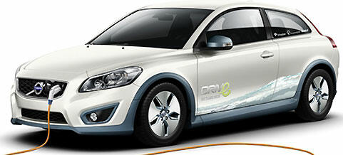 En Volvo V40-elbil är uppkopplad från en laddare. (AI text)