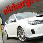 En man i kostym står bredvid en bil. (AI text)