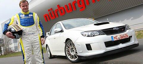 En man i kostym står bredvid en bil. (AI text)