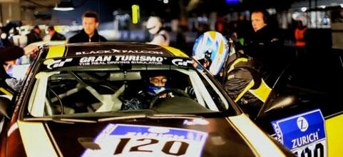 En racebil står parkerad i en parkeringsplats. (AI text)