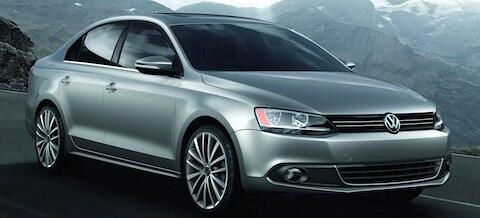 En silverfärgad Volkswagen Jetta kör nedför en bergväg (AI text)