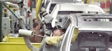 En bil sätts ihop i en fabrik. (AI text)