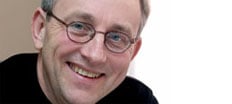 En man med glasögon leder till ett leende. (AI text)