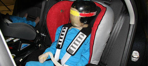 En person sittande i en bilbänk (AI text)