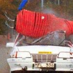 En lastbil draar en bil bort. (AI text)