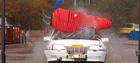 En lastbil draar en bil bort. (AI text)