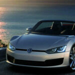 En Volkswagen Golf Cabriolet kör på en väg nära havet. (AI text)