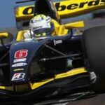 En racebil kör ner på banan. (AI text)