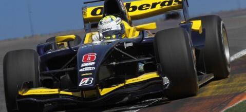 En racebil kör ner på banan. (AI text)