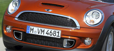 En Mini Cooper S kör ner vägen. (AI text)
