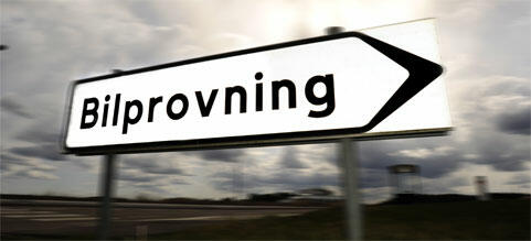 En vägmärke med ordet "Bilprovning" mitt på vägen. (AI text)