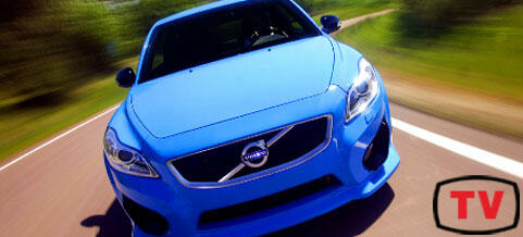 En Volvo S60 kör nerför vägen. (AI text)
