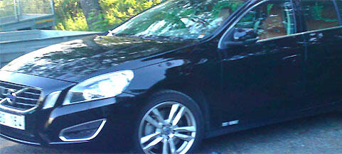 En Volvo V60 parkerad på en parkeringsplats. (AI text)