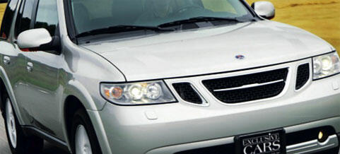 En silverfärgad SUV kör längs en väg. (AI text)