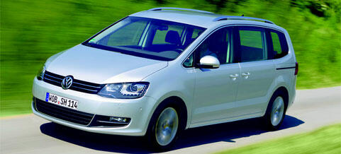 En Volkswagen Caddy kör nedför en landsväg. (AI text)