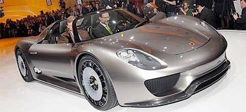 En Porsche 918 Spyder sportbil visas upp på Berlin Auto Show den 29 november. (AI text)