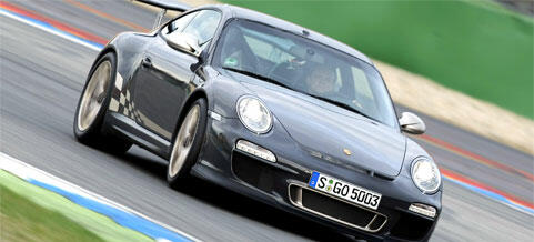 En Porsche 911 GTS kör på ett racebana. (AI text)