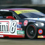 En racebil kör längs banan. (AI text)