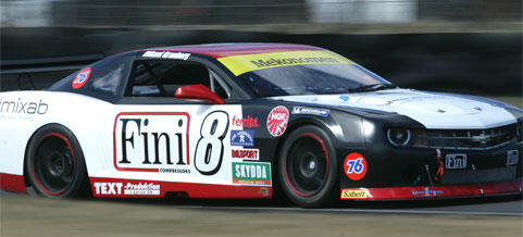 En racebil kör längs banan. (AI text)